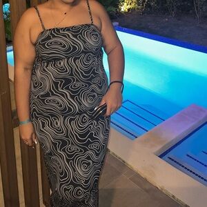 Forever21 PLUS SIZE BLACK AND WHITE SPIRAL MAXI DRESS